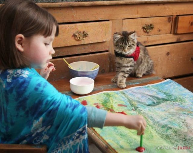 Päťročné dievčatko s autizmom maľuje fascinujúce obrazy