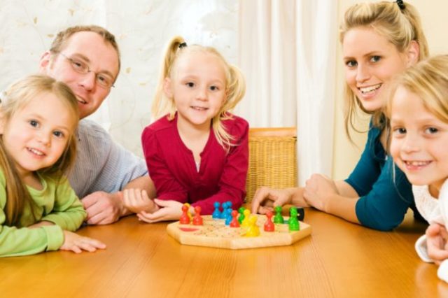 Spoločenská hra, Človeče, nehnevaj sa, rodina, deti, hrať sa, zábava