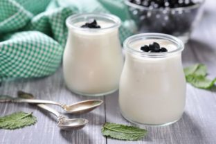 Biely jogurt ozdobený čučoriedkami