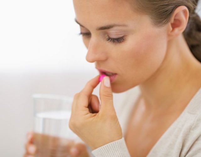 Lieky, antibiotiká, žena, liečiť sa, liečenie, baktérie, choroba, tabl