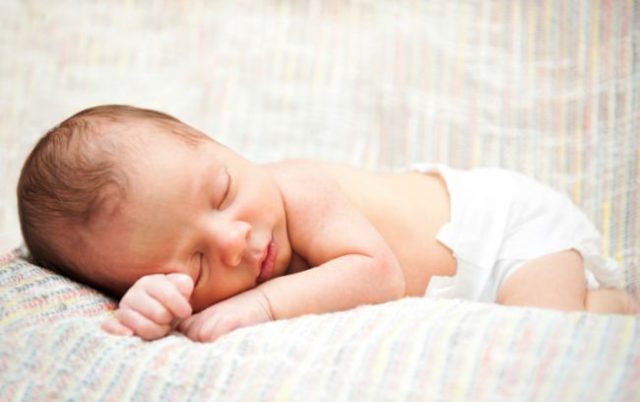 spiace bábätko, spánok, snívať, batoľa, dieťa, novorodenec, dieťatko