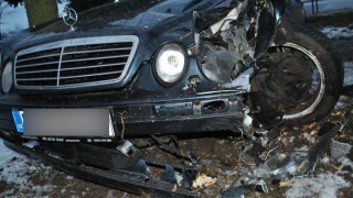 POLÍCIA: Podgurážený šofér narazil do stromu