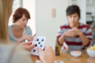 Hrať karty, zábava, hráči, priatelia, kamaráti, partia, dovolenka