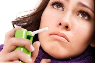 Nosový sprej, nádcha, prechladnutie, žena, choroba, chrípka, liečiť sa