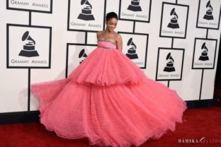 Rihanna pózuje fotografom na cenách Grammy