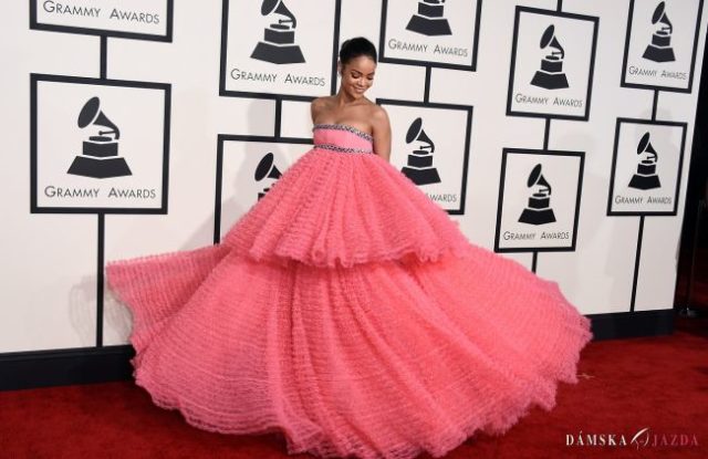 Rihanna pózuje fotografom na cenách Grammy