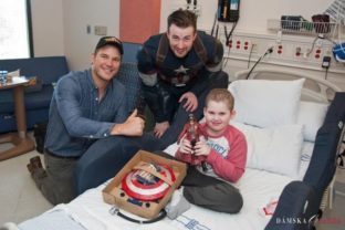 Chris Evans a Chris Pratt navštívili deti v nemocnici