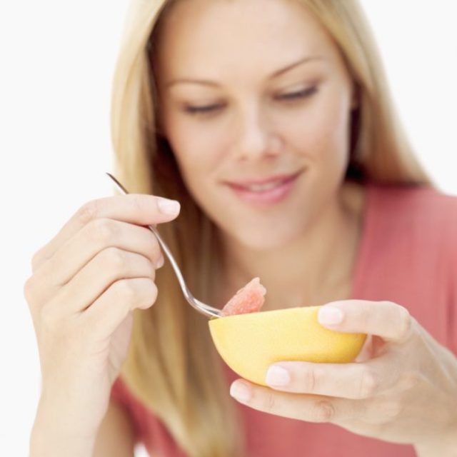 Potraviny, ovocie, grapefruit, jesť, vitamíny, žena, zdravie, výživa