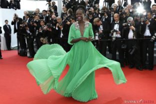 Lupita Nyong'o pózuje fotografom na festivale v Cannes