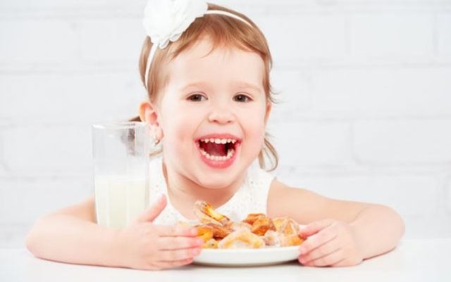 Dieťa, dievčatko, jesť, mlieko, piť, raňajky