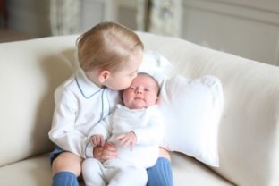Pozrite si krásne fotky princa Georgea a sladkej Charlotte