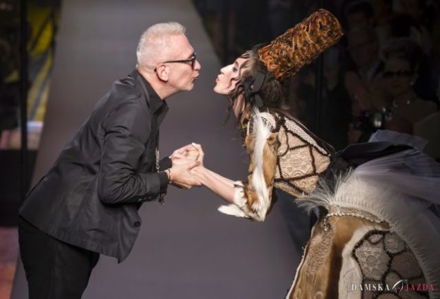 Jean Paul Gaultier s modelkou po prehliadke v Paríži