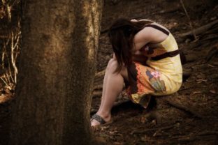 Znásilnenie, znásilnená žena, les, samota, smútok