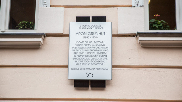 Pamätná tabuľa Aronovi Grünhutovi