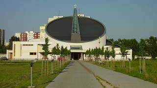Kostol sv. rodiny, Námestie Jána Pavla II.