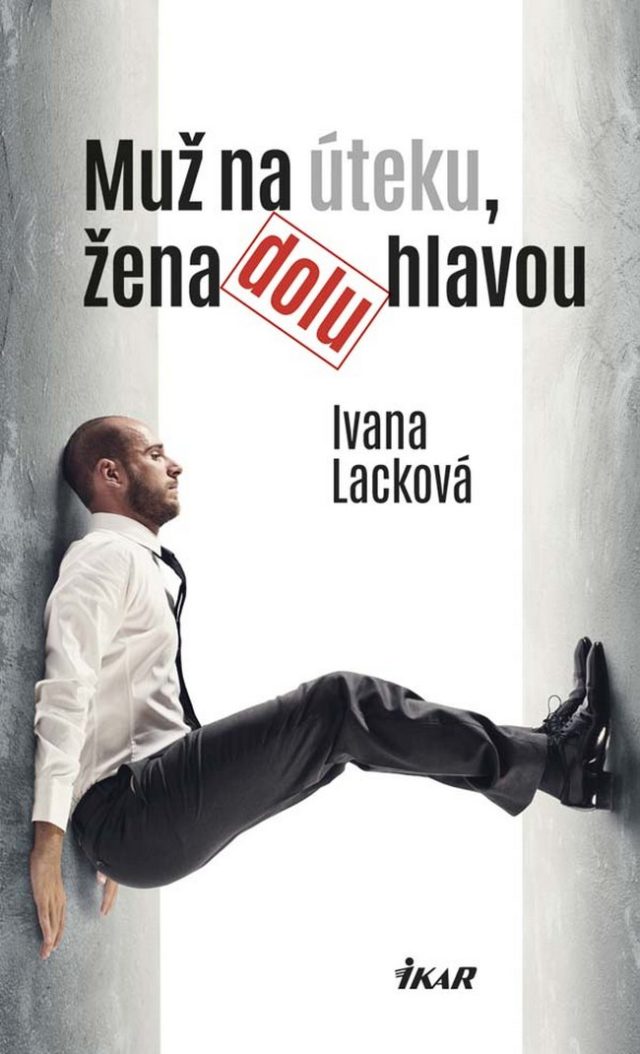 Muz na uteku zena dolu hlavou.jpg