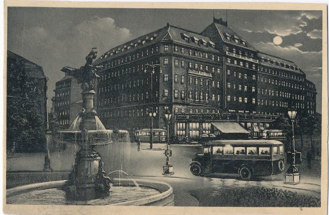 Hotel carlton v noci 30. roky_staraba.jpg