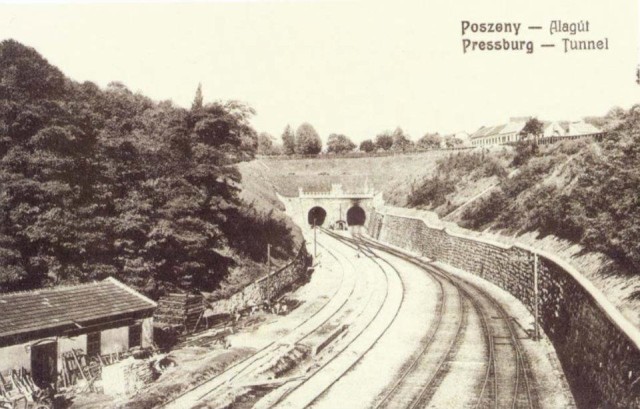 Vjazd_do_tunela_z_hl.stanice_1910_martin_entner_staraba.jpg