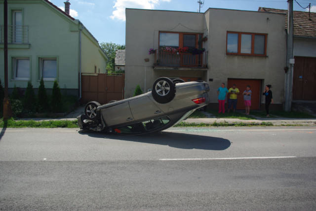 Dopravná nehoda, prevrátené auto