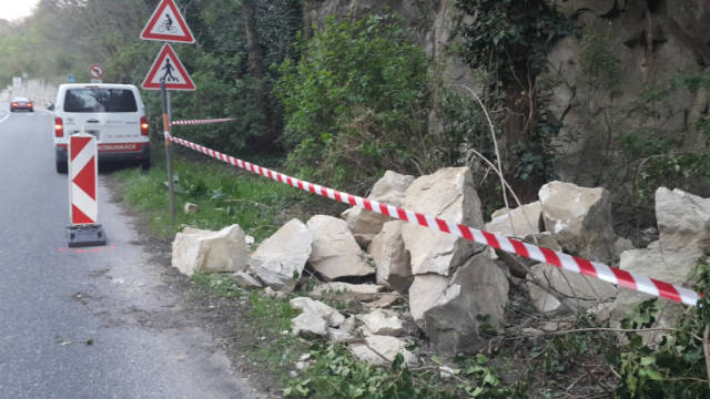 Spadnuté kamene na Devínskej ceste