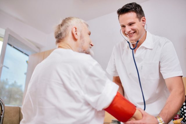 Tomas sa smeje na pacienta.jpg