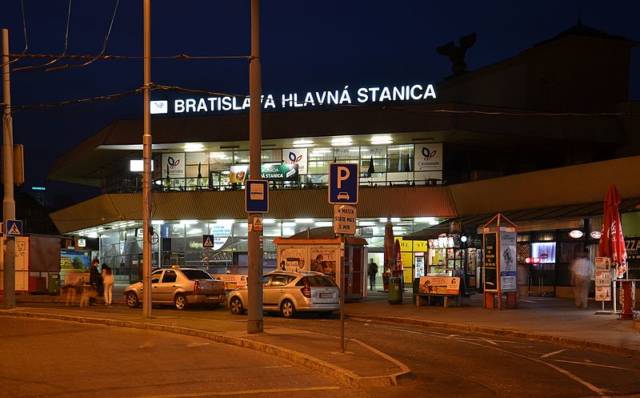 Bratislava_hlavna_stanica_v_noci.jpg