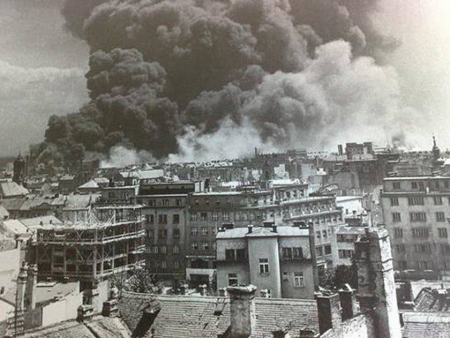 Bombardovanie bratislavy fabrika apolka 1944 staraba.jpg
