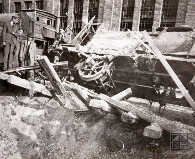 Apolka po bombardovani 1944 staraba p.poljak zbierky sng1.jpg