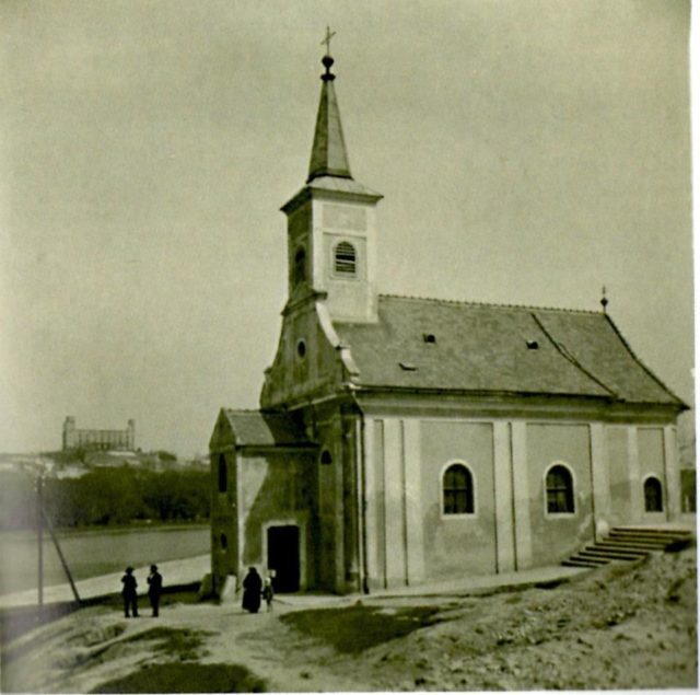 Petrzalsky kostolik pred zburanim staraba.jpg