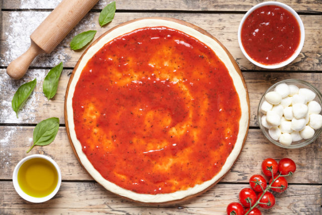 Zhrešte bez výčitiek: Recept na ľahkú pizzu so špenátom a zo syrovo karfiolového cesta
