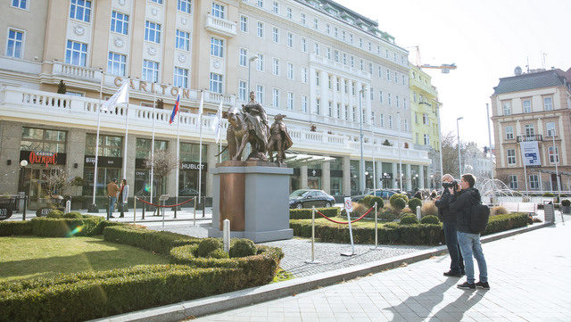 Socha Márie Terézie, Hotel Carlton, Hviezdoslavovo námestie