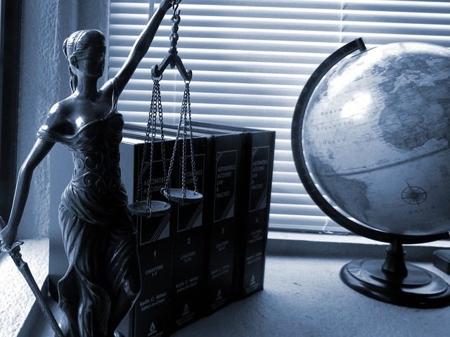 Pravnik pravna poradna pixabay.jpg