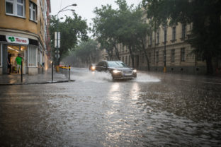 Pohľad na zatopenú cestu na Štefánikovej ulici v dôsledku silnej búrky sprevádzanej hustým dažďom v hlavom meste.