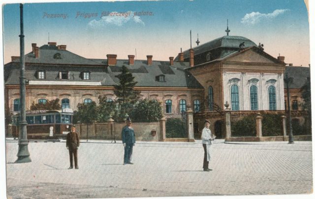 Grasalkovicov palac okolo 1914 staraba.jpg
