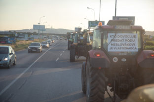 Protestná jazda farmárov na traktoroch