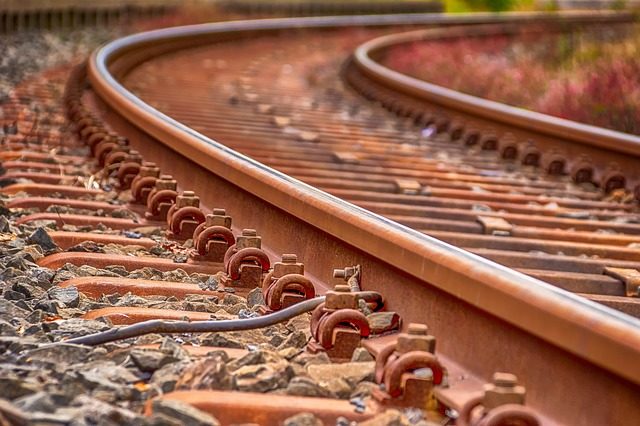 Vlak zeleznica vyluka v bratislave ilustracny pixabay.jpg