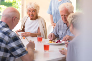 spolocne-stravovanie-seniori-stare-mesto-ilustarcne-gettyimages.jpg