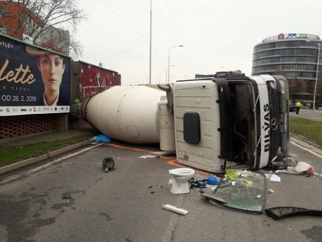 Domiesavac petrzalka krizovatka dopravna nehoda autonehoda krpz policia bratislava.jpg