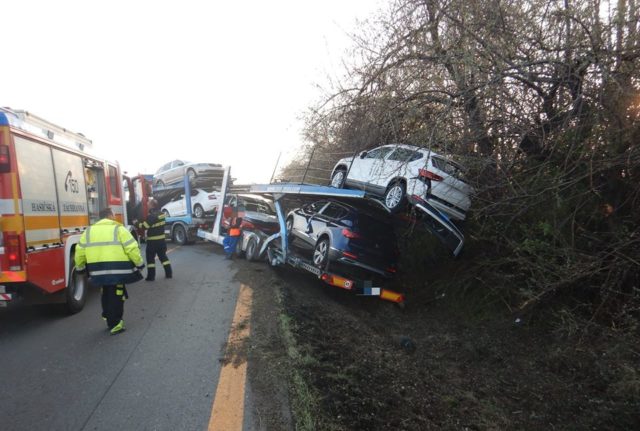 Skrizeny kamion d1 cataj policia bratislava krpz 4.jpg