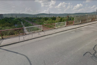 Most ponad zeleznicnu trat na bojnickej ulici.jpg