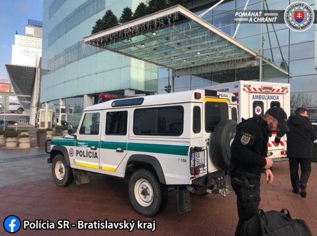 Zasah policia bratislava aupark bomba nakupne centrum 2.jpg