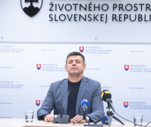 Minister životného prostredia SR László Sólymos počas brífingu k incidentu v ázijskej reštaurácii, počas ktorého ministra životného prostredia SR