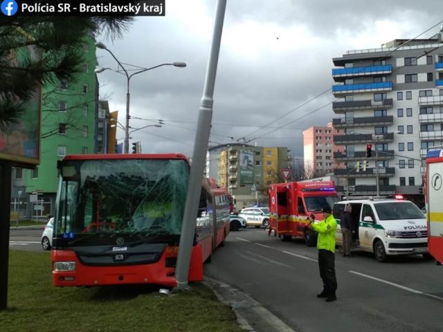 Dopravna nehoda trolejbus bratislava policia.jpg