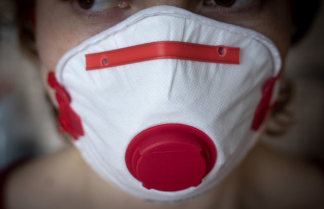 Respirátor typu FFP3, ochraňujúci dýchacie orgány pred časticami, pevnými a kvapalnými aerosólmi, hmlou a dymom, vírusmi, baktériami a spórami. Bratislava, 11. marec 2020.