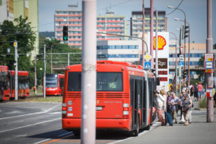 Náhradný autobus x5 smerujúci do Dúbravky odchádza zo zástavky Molecova. Nasadenie autobusu je súčasťou Veľkej električkovej zmeny. Zmenu trasovania všetkých električiek a nasadenie náhradných spojov na území mesta Bratislava si počas prázdninových mesiacov vyžiadala nevyhnutná a neodkladná modernizácia Dúbravsko-Karloveskej radiály, ktorej kvôli havarijnému stavu hrozilo kompletné uzavretie. Bratislava, 24. jún 2019.