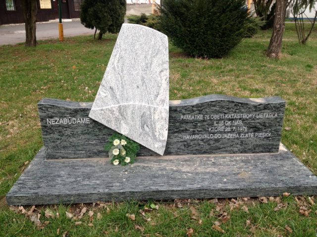 Pamätník obetiam spadnutého lietadla na Zlatých Pieskoch rok 1976