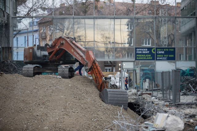 Pohľad na búracie práce budovy Apollo Bussines Center I. na Prievozskej ulici v Bratislave. V roku 2015 boli zistené závažné statické nedostatky budovy, kvôli ktorým musela byť okamžite vyprázdnená, a následne zbúraná. Na jej mieste bude stáť bussines centrum Nové Apollo, ktorého dokončenie je predbežne stanovené na rok 2022. Bratislava, 17. december 2019.