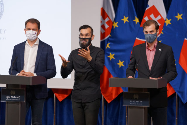 Predseda vlády SR Igor Matovič (vľavo) a člen permanentného krízového štábu zodpovedný za oblasť IT Ján Bučkuliak (vpravo) počas tlačovej konferencie o aplikácii eKaranténa na Úrade vlády SR. Bratislava, 25. máj 2020.