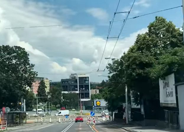 Rejazd Molecova ulica na Karloveskú ulicu