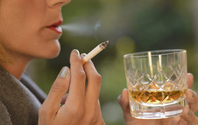 Žena fajčí a pije